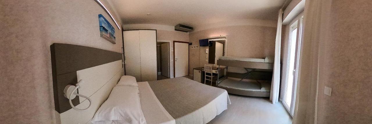 Hotel Record Риччоне Екстер'єр фото