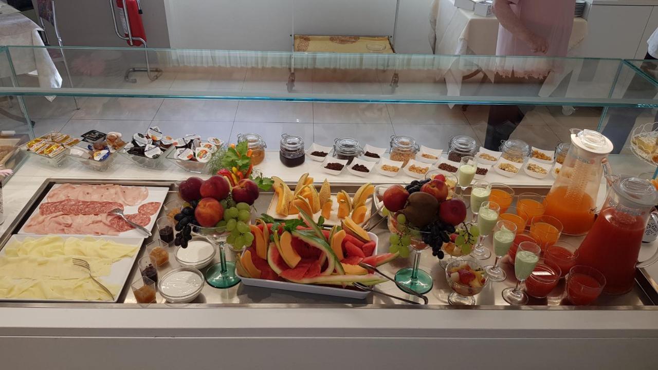 Hotel Record Риччоне Екстер'єр фото