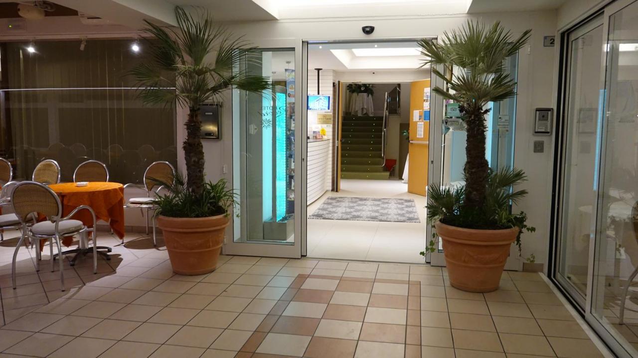 Hotel Record Риччоне Екстер'єр фото