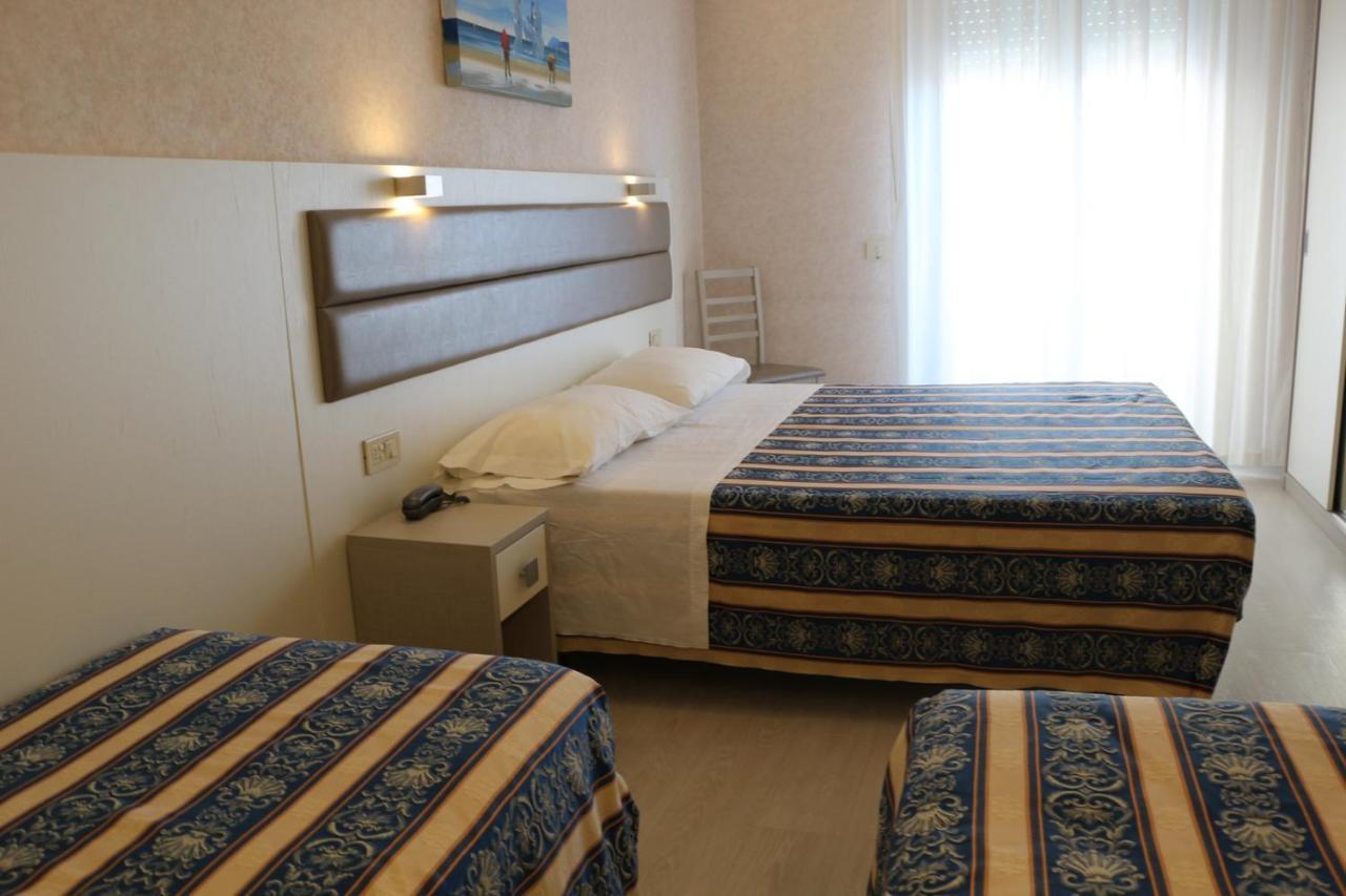 Hotel Record Риччоне Екстер'єр фото